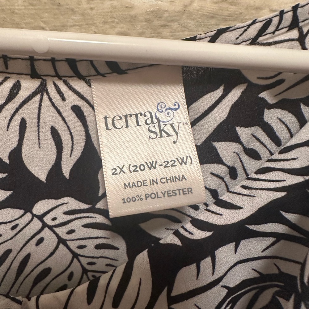 Black and White Leaf Print‎ Women's Top - Picture 4 of 4